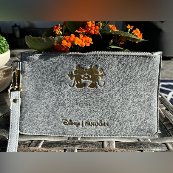 Disney Handbags - 🍀Disney xPandora Wristlet/Pouch
